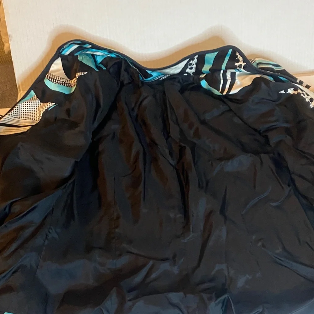 Abstract Patterned Jacket - Picture 2 of 10